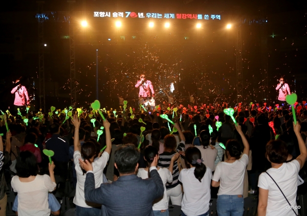 포항실내체육관에서 열린 '함께한 행복' 감사콘서트에서 가수 김건모가 포항시민들과 함께 노래를 부르고 있다.