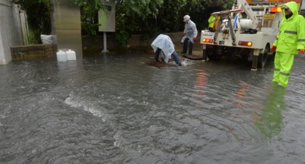 지난 2일 오후 포항시 북구 장성동 장성시장 앞 도로가 폭우에 침수되자 공무원들이 배수작업을 하고 있다