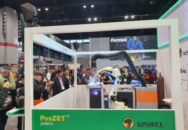 지난 11일~14일(현지시각) 미국 시카코에서 열린 북미 국제가공용접전시회(FABTECH 2019)에서 포스코와 고려용접봉(KISWEL)이 공동개발한 자동차용 초고강도 도금강판 용접솔루션인 '포스젯(PosZET™) 시연회'에 관람객들이 참관하고 있다.