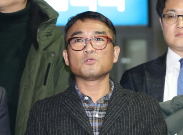 가수 김건모가 15일 오후 서울 강남경찰서에서 성폭행 혐의 조사를 받고 나와 기자들에게 입장을 밝히고 있다