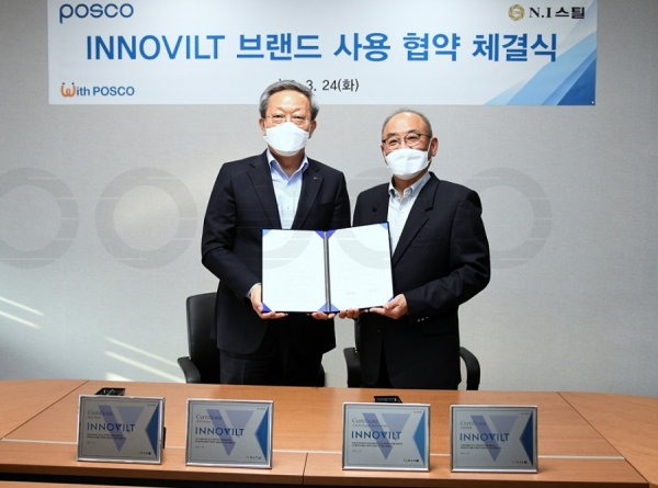 포스코와 NI스틸은 24일 NI스틸 서울사무소에서 첫번째 이노빌트(INNOVILT) 브랜드 사용 협약을 체결했다. (사진 왼쪽은 포스코 정탁 마케팅본부장, 오른쪽은 NI스틸 배종민 대표이사(회장))