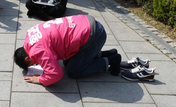 서울 종로구에 출마하는 황교안 미래통합당 후보가 지난 10일 서울 종로구 마로니에공원에서 지지 호소 기자회견을 마친 뒤 절을 하고 있다