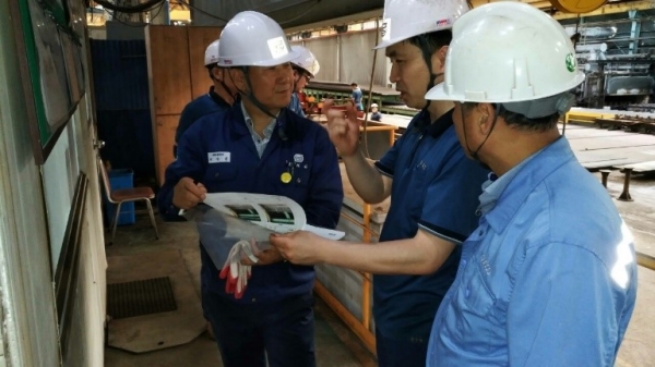포항제철소 혁신허브섹션 직원이 스테인리스 후판 생산업체인 DKC에서 현장을 점검하고 있다.