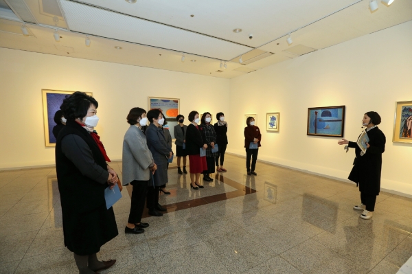 포스코갤러리 '텡 븨인 들녘 - 김환기·박수근·이중섭 展'을 관람하고 있는 모습