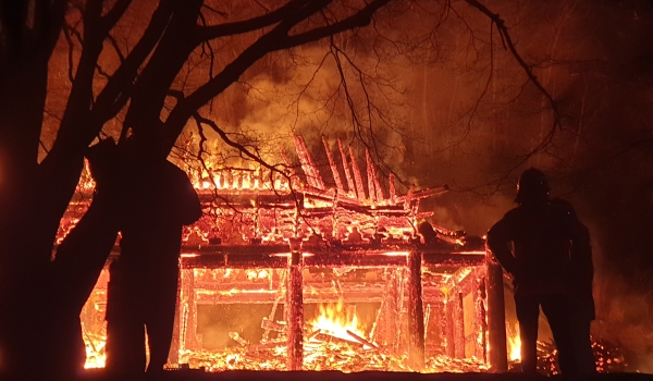 5일 전북 정읍시 내장사 대웅전에 방화로 추정되는 화재가 발생해 불꽃이 치솟아 오르고 있다