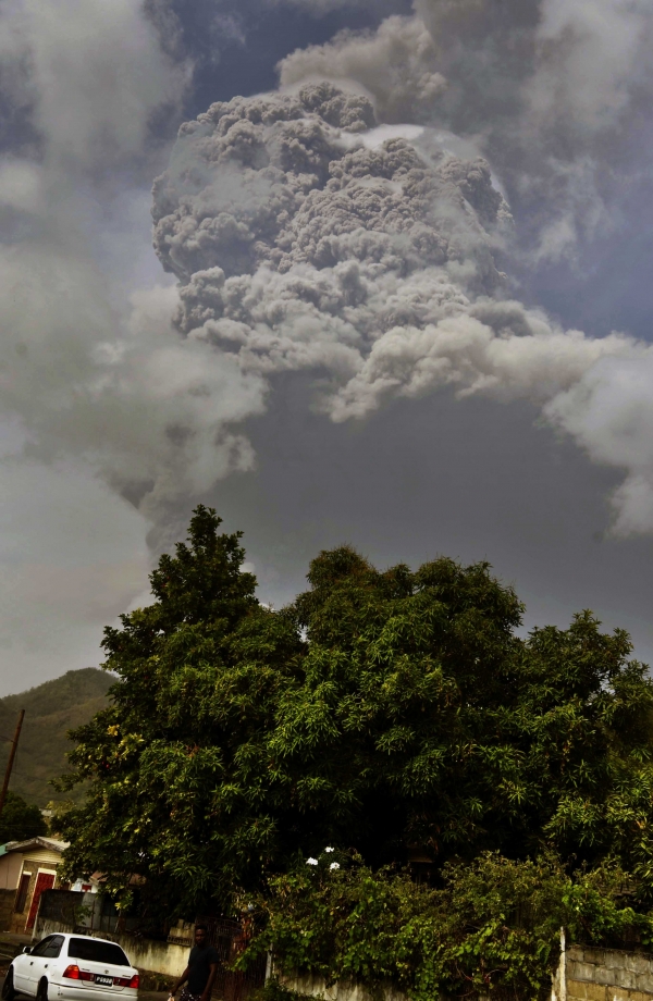 9일(현지시간) 카리브해 세인트빈센트섬의 수프리에르 화산이 폭발했다. 화산재가 공중으로 치솟아 구름 모양으로 흩어지고 있다.