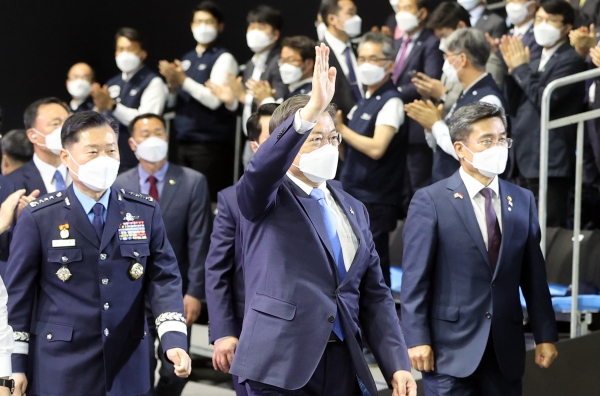 문재인 대통령이 9일 경남 사천시 한국항공우주산업(KAI) 고정익동에서 열린 한국형전투기(KF-X) 시제기 출고식에 참석하고 있다.