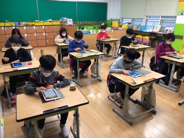 경북 울진 노음초등학교에서 AI(인공지능)를 활용한 영어 말하기 시스템으로 수업이 진행되고 있다.