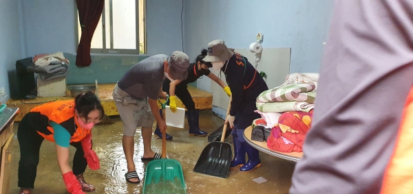 태풍 ‘오마이스’로 침수피해가 난 포항시 구룡포 시장에서 25일 경북안전기동대원들이 복구 활동을 벌이고 있다
