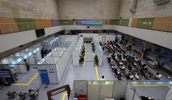 9일 오후 서울 마포구 마포아트센터에 마련된 코로나19 예방접종센터에서 시민들이 접종을 받고 모니터링 구역에서 대기하고 있
