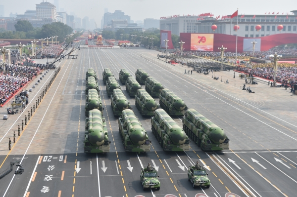 중국군 최강 탄도미사일 둥펑-41이 중국 베이징에서 열린 신중국 70주년 열병식에 선보이고 있다