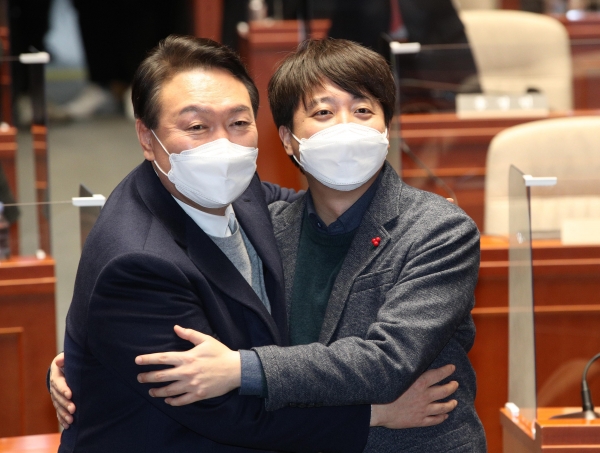 윤석열 국민의힘 대선 후보와 이준석 대표가  지난 6일  오후 서울 여의도 국회에서 열린 의원총회에서 포옹하고 있다.