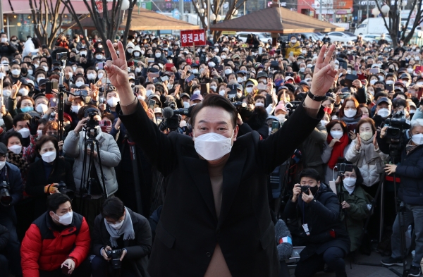 윤석열 국민의힘 대선 후보가 18일 대구 달성군 대실역 사거리에서 지지를 호소하고 있다.
