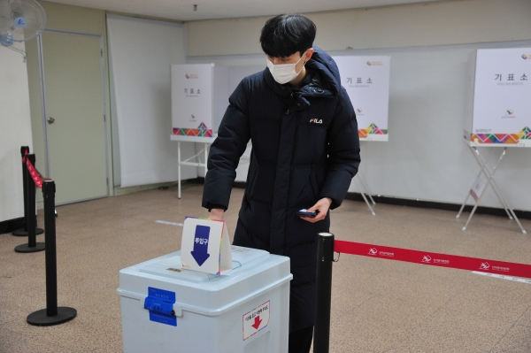 제20대 대통령 선거가 치러지는 9일 오전 광주 북구 문흥1동 제1투표소에서 올해 만 19세가 된 유권자가 생애 첫 투표를 하고 있다.