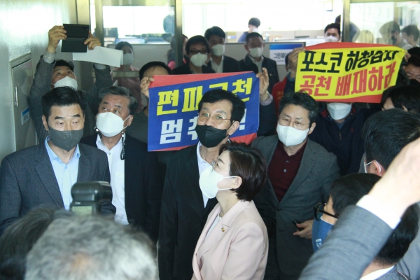김정재 국민의힘 경북도당 공천관리위원장이 2일 오전 포항시청 엘리베이터 앞에서 시민단체에 둘러싸여 불공정공천에 대해 항의를 받고 있다.