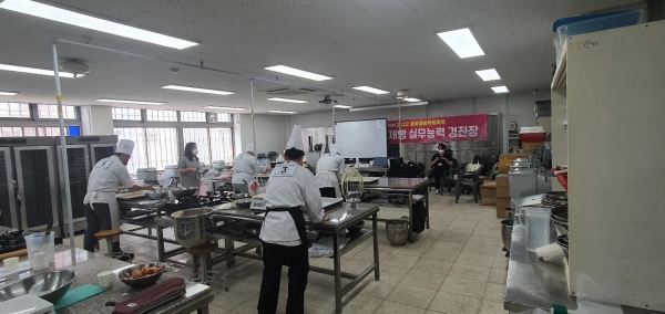 김천생명과학고등학교에서 열린 '제47회 경북영농학생축제'에서 제과·제빵 실력을 겨루고 있는 학생들.
