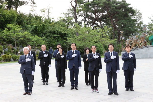 지난 6일 백인규 의장과 김일만 부의장을 비롯한 각 상임위원장들이 원구성 이후 첫 일정으로 충혼탑을 참배했다