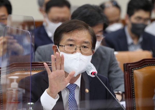 이정식 고용노동부 장관이 지난 15일 서울 여의도 국회에서 열린 환경노동위원회 전체회의에서 의원들의 질문에 답하고 있다.