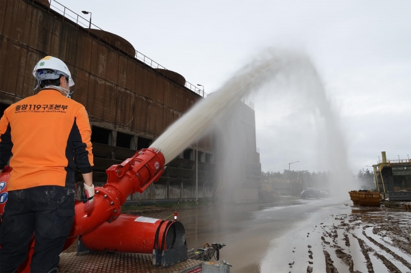 포항제철소 피해 복구작업을 지원 나온 소방공무원들이 대용량포 방사시스템을 활용하여 공장 내부의 물을 빼내고 있다.