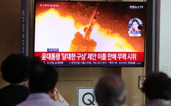 지난 17일 오후 서울 중구 서울역 대합실에서 시민들이 북한 순항미사일 발사 관련 뉴스를 시청하고 있다. 합동참모본부는 "북한이 25일 평안남도 온천 일대에서 서해 상으로 순항미사일 2발을 발사해 세부 내용을 분석 중"이라고 밝혔다.