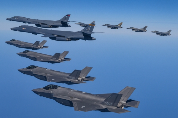 ▲ 한미 공군이 지난 19일 한반도 상공서 우리나라 F-35A 전투기와 미국 공군 B-1B 전략폭격기 및 F-16 전투기가 참여한 가운데 연합공중훈련을 했다.
