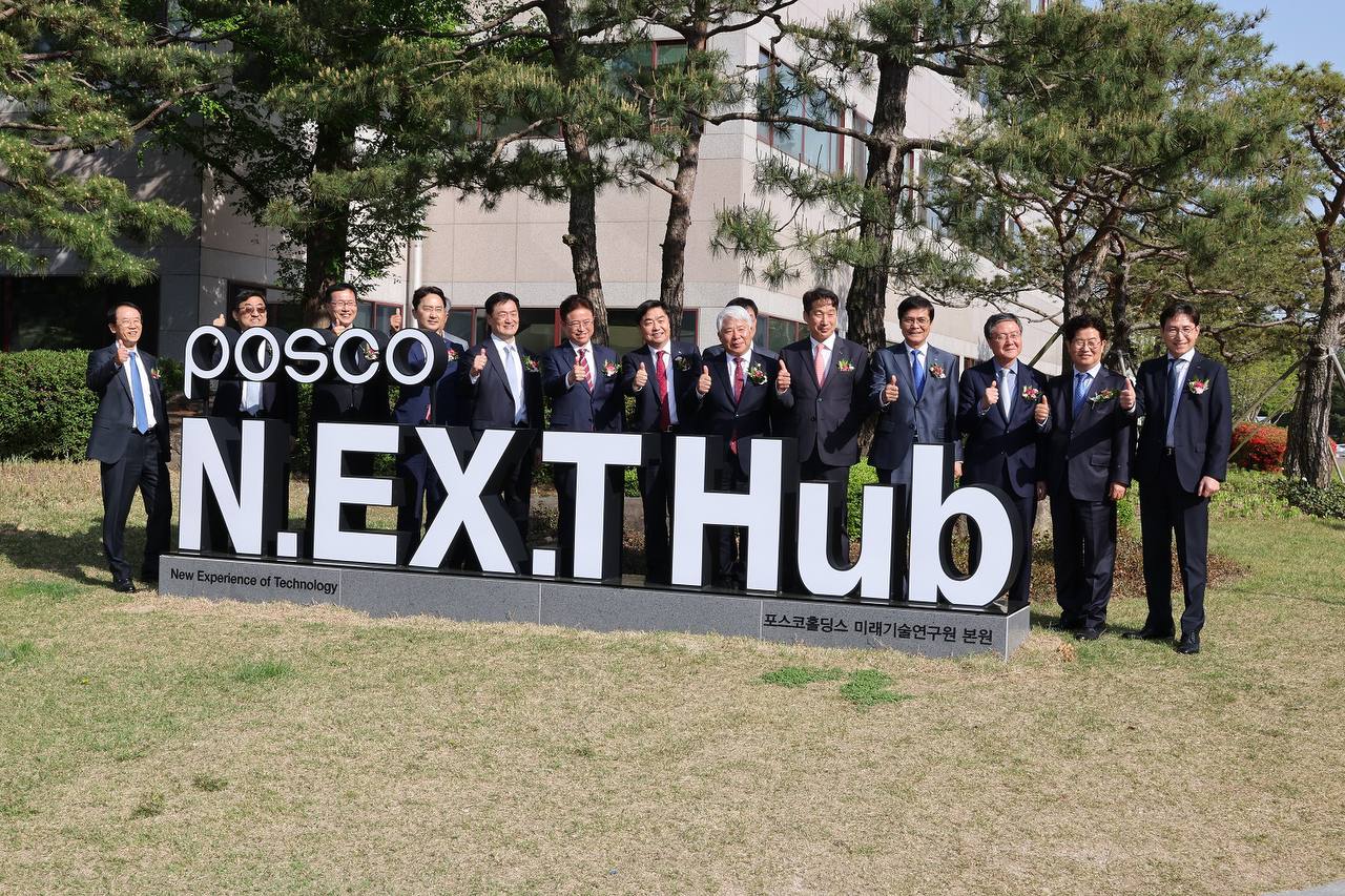 지난 20일 포항산업과학연구원(RIST) 부지에서 포스코홀딩스 미래기술연구원 본원 개원식이 열렸다. (왼쪽 네 번째부터) 김병욱 국회의원, 김지용 미래기술연구원장, 이철우 경북도지사, 주세돈 포스코 기술연구원장, 백인규 시의회 의장, 김남일 포항 부시장을 비롯한 내빈들이 개원을 축하하고 있다.
