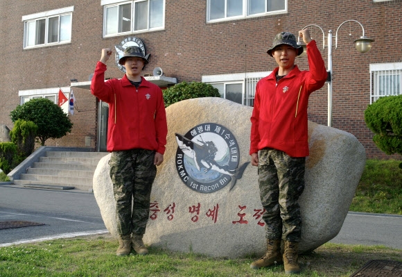 ▲ 해병대 1사단 이해찬(왼쪽) 병장과 윤수영 일병의 모습.
