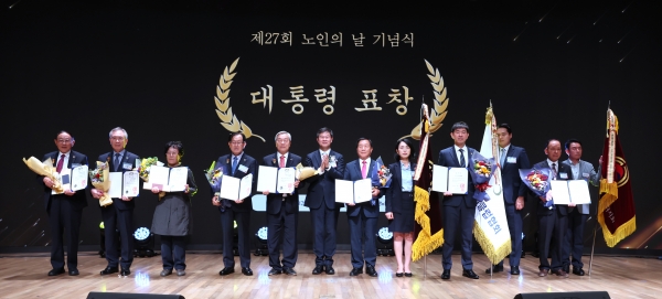 지난 25일 제27회 노인의 날을 맞아 (사)한국시니어클럽협회가 노인복지 기여 단체부분에서 대통령 표창을 수상했다.